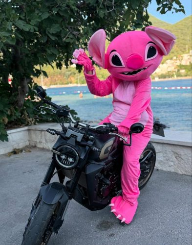 Neki-dolaze-autom…-neki-motorom…A-neki-–-u-roze-kostimu-i-sa-stavom.-Lets-ride-Angel-Ma
