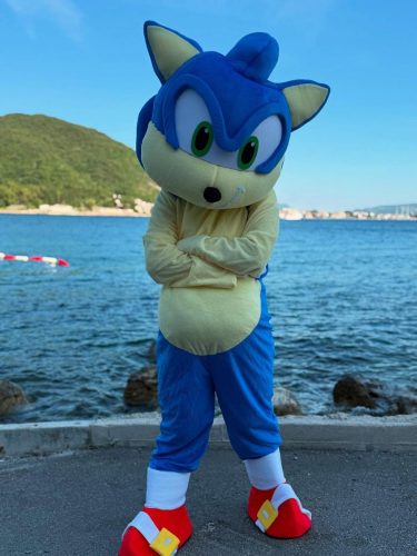 -Novi-brzi-sef-u-graduUpoznajte-nasu-novu-maskotu-–-Sonic-⚡Brzina-energija-i-stil-–-sve-u